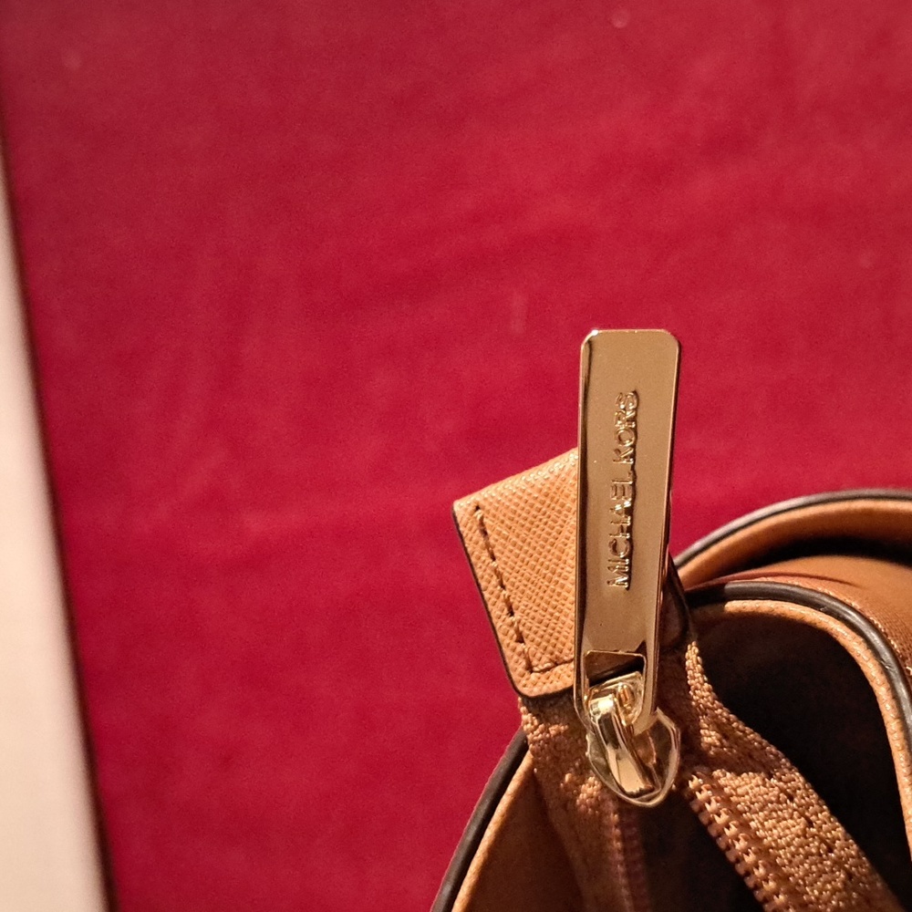 Michael Kors Jet Set Tan /Gourgous Gold Hardware NEW Excellent Condition - Picture 8 of 12